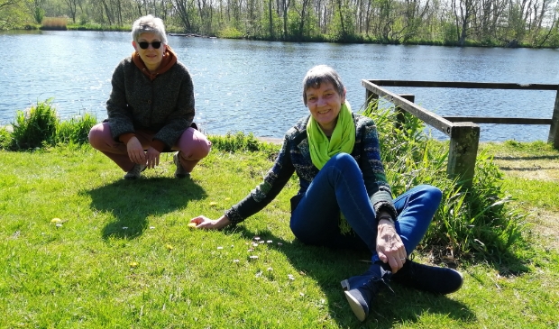 <p>Karin Stroet (links) en Lidy Ridder zijn twee vrijwilligers van het IVN Twiske.</p>