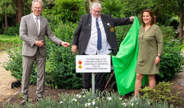 <p>Het bord onthuld: Cor Persenaire tussen burgemeester Don Bijl en wethouder Eveline Tijmstra. </p>
