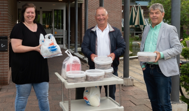 <p>Activiteitenbegeleidster Lisette Muts van Novawhere neemt de tonnetjes haring in ontvangst van Frits Dix (midden) en Co Boots van Vrienden voor Purmerend. </p>