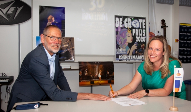 Ton Heijnen en Bianca Jonker (namens Rabobank Alkmaar e.o.) zijn bij de ondertekening aanwezig.
