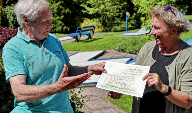 Voorzitter Jan Groot van Platform Polder Heerhugowaard schenkt symbolisch de cheque ter waarde van 5.500 euro aan Gemma Groot van Stichting Historisch Heerhugowaard.