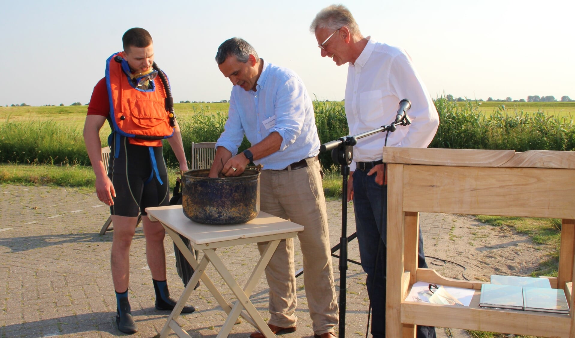Duiker Jan, archeoloog Jan-Willem Oudhof en Friso de Zeeuw, voorzitter stichting Etersheimerbraak.