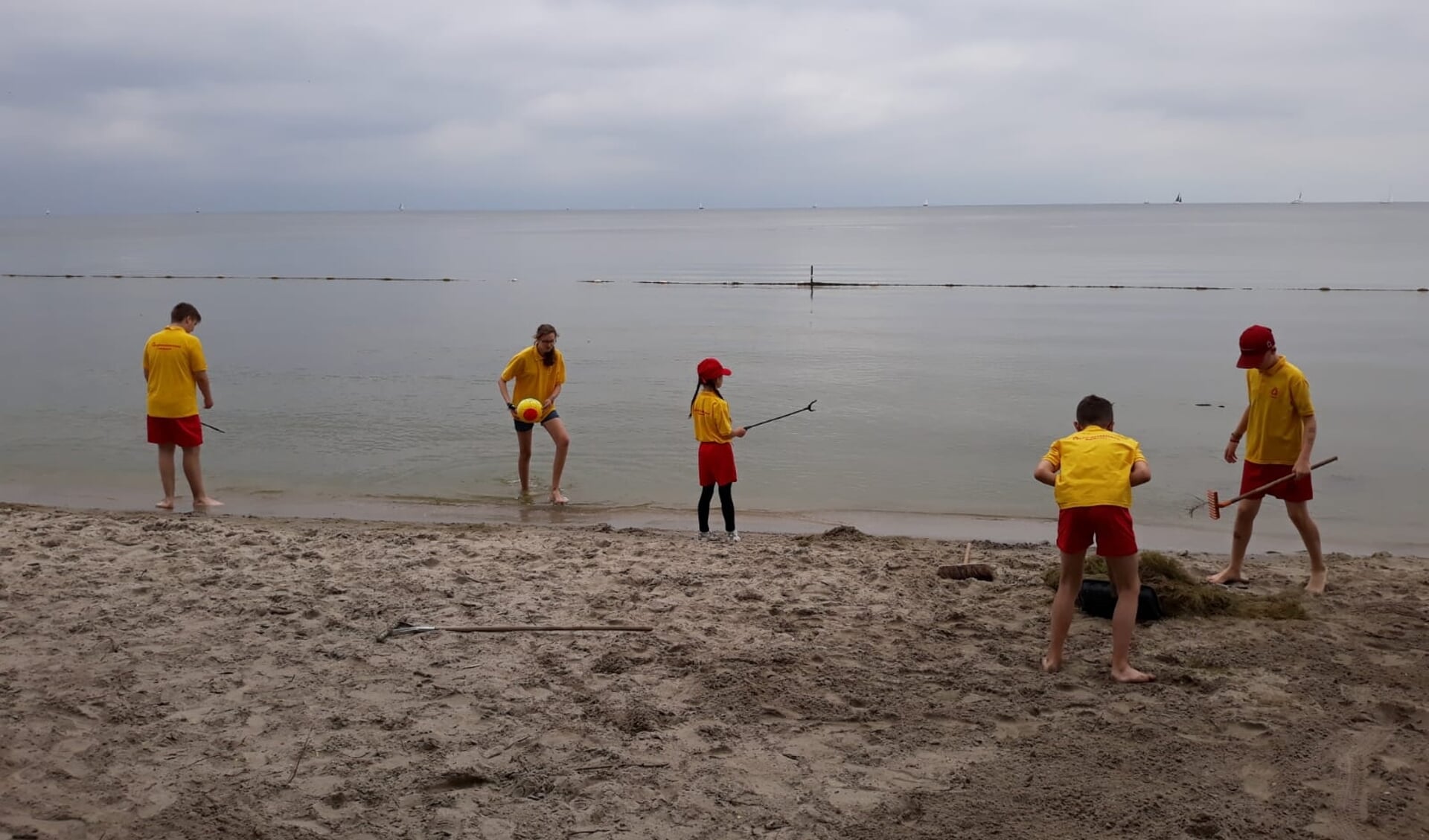 De jeugdleden hebben afgelopen zaterdag het hele strand opgeruimd. 