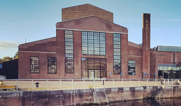 <p>We mogen weer naar de schouwburg.</p>