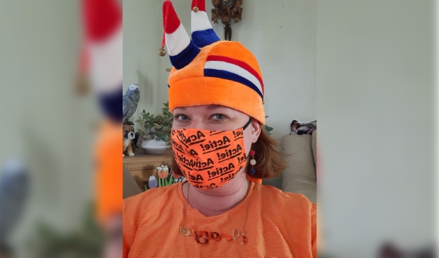 <p>Astrid in oranje-outfit.</p>