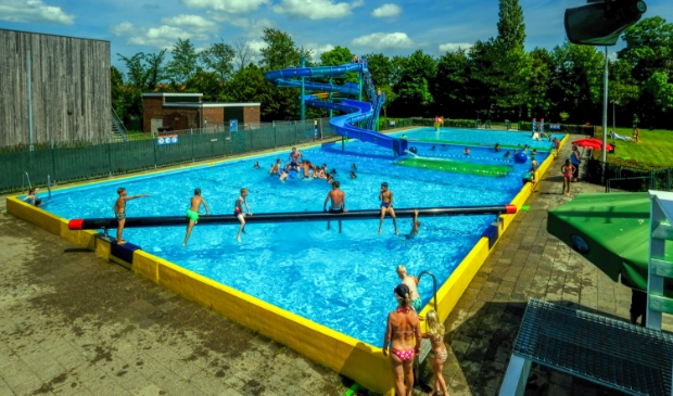 <p>Volop actie deze zomerse dagen in zwembad De Zien. </p>