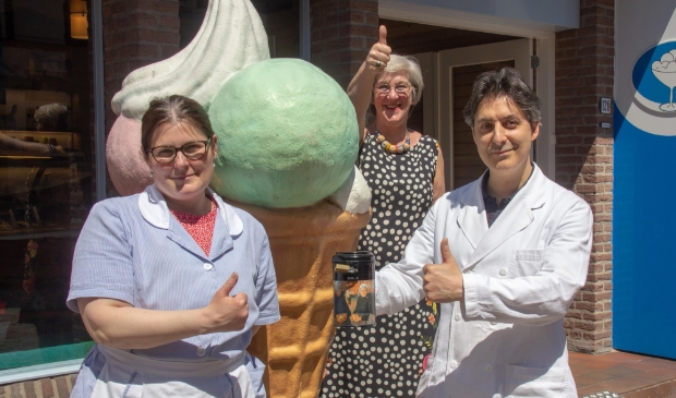 <p>Daniela en Fabio Pravisani met achter hen Ella van der Zeijden</p>