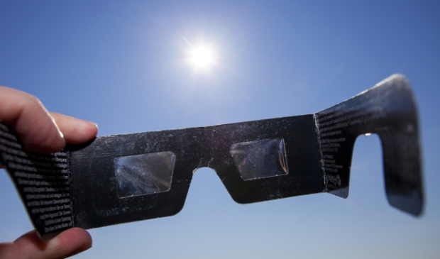 <p pstyle="PLAT">Kijk nooit zonder bescherming naar de zon, maar gebruik een eclipsbril.</p>