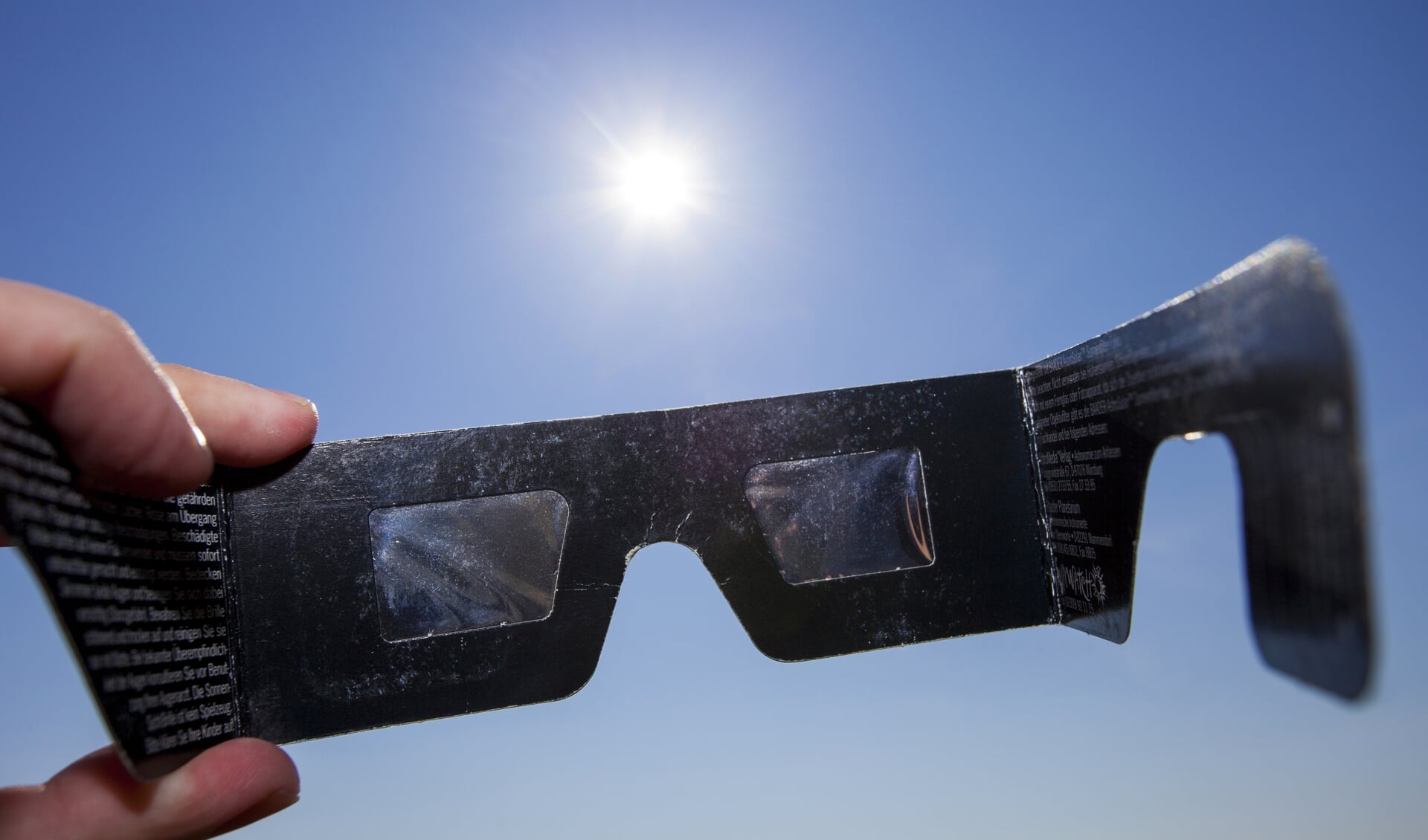 Kijk nooit zonder bescherming naar de zon, maar gebruik een eclipsbril.
