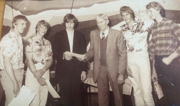 <p>Vijf geslaagden diploma visserijschool juni 1981, Vanaf links: Gerrit Kraak, Dirk Kraak, Jan Kraak, Pieter Kraak, Peter Kraak, Piet Kraak.</p>