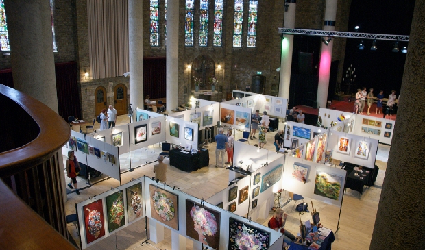 <p>De Kunstparade zoals het hoort te zijn, in een ambiance waar de kunst het best tot zijn recht komt. Helaas kan het ook dit jaar geen doorgang vinden.</p>