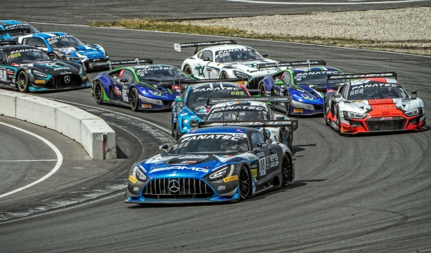 <p pstyle="PLAT">Het grote spektakel; start van de GT World Challenge met hier op kop de Mercedes van de Rus Timur Boguslavskiy en de Italiaan Raffaele Marciello.</p>