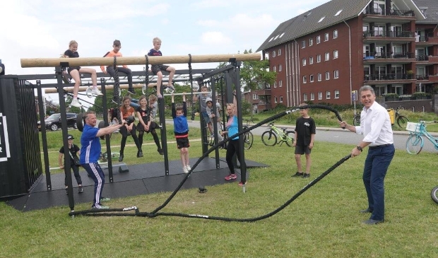 <p>Wethouder Schoorl opent de SportContrainer.</p>