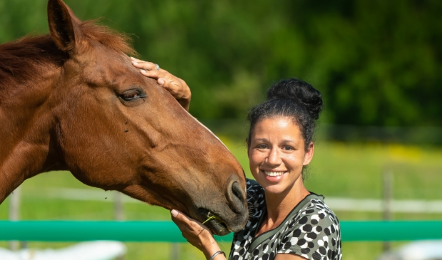 <p>Fayrouz met een van haar paarden.</p>