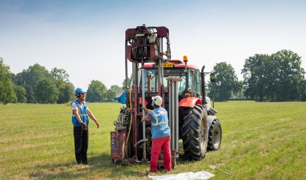 <p>Tijdens het onderzoek rijdt een tractor met een kleine boorinstallatie langs de onderzoekslijnen.</p>