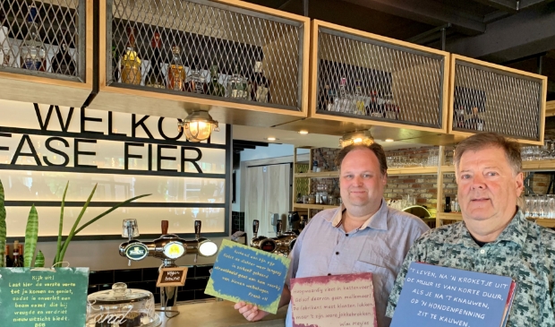 <p>Jeroen van Luiken-Bakker en Bob van Leeuwen, de organisatoren van de Expoëzietie.</p>