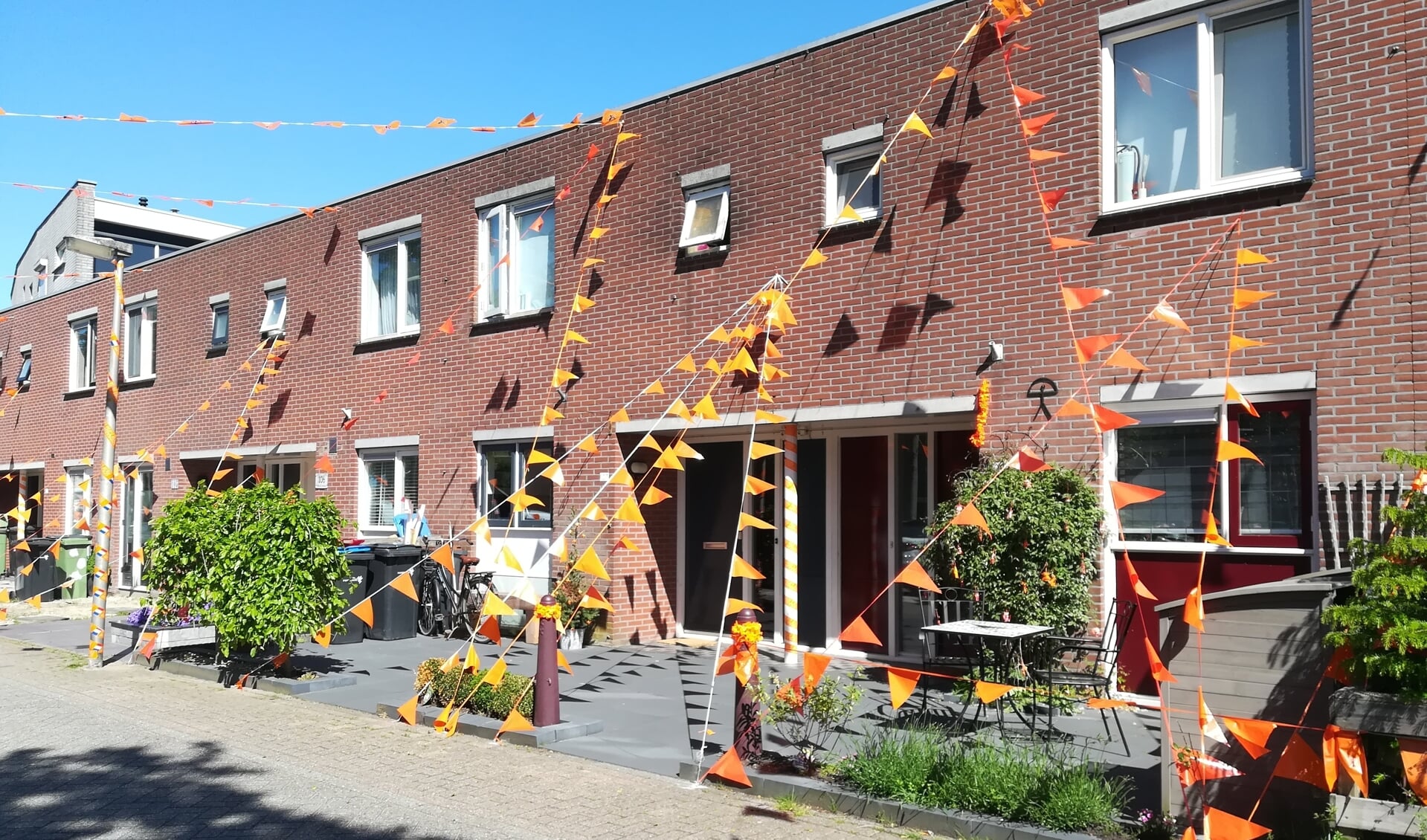 Je ziet steeds meer huizen en straten oranje kleuren. Zoals hier in Tuinstee in Purmerend.