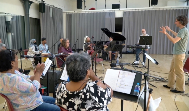 <p>New Moon Orchestra.</p>