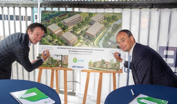 <p>Wethouder Jelle Beemsterboer tekent links en rechts tekent Gem Bot van Bot Bouw B.V. </p>