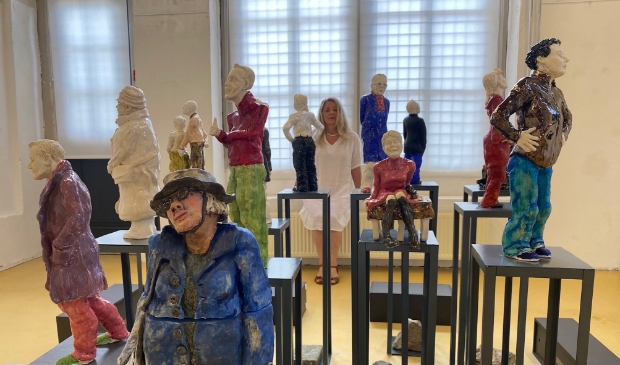 <p>Margo Schoutsen bij haar 'Kunstkijkers' die nu te zien zijn in De Boterhal.</p>