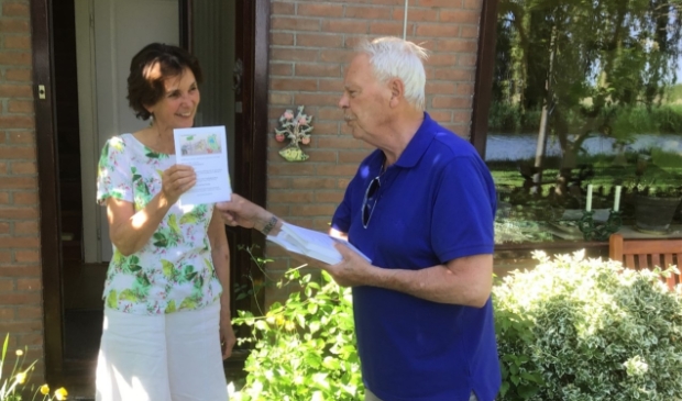 <p>José Berkhof deelt zelf ook flyers uit. </p>