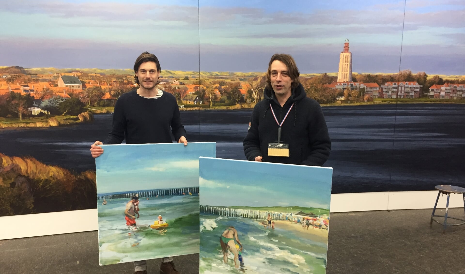 De kunstenaars in het atelier met twee studies voor het te realiseren Panorama met rechts Robert Vorstman en links Pepijn van der Wal Bake