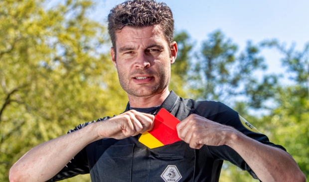 <p>De Heerhugowaardse topscheidsrechter Erwin Blank kijkt de komende weken met bijzondere belangstelling naar zijn collega's Kuipers en Makkelie op het EK.</p>