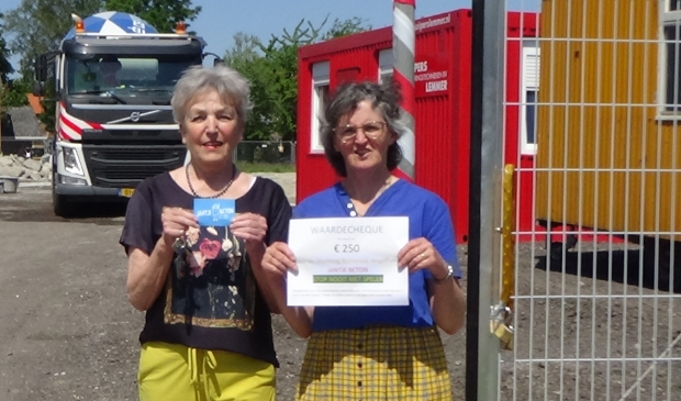 <p>Mona Beksvoort (l) en Ine Hermans van Initiatiefgroep Heemradenwijk-Centrumwaard doneren aan Jantje Beton.</p>