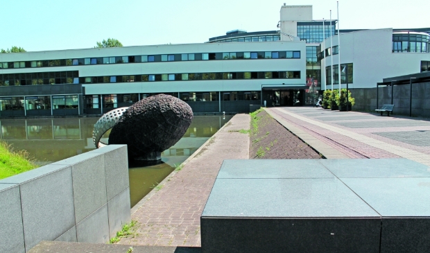 <p>De bezoekersparkeerplaatsen worden verplaatst, de entree gaat tijdelijk naar de zijkant, de vijver wordt gedempt.</p>