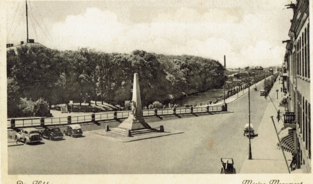 <p>Het Marine-monument op het Havenplein. </p>