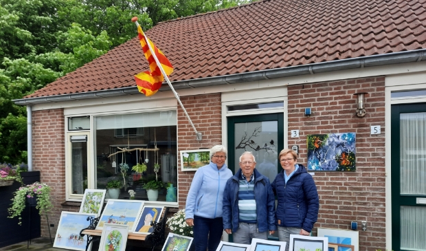 <p>Nico temidden van twee helpers</p>