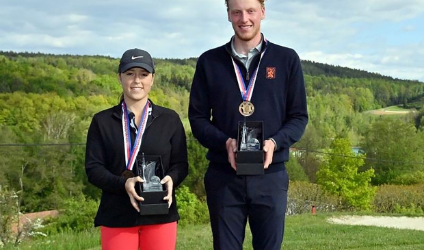 Nevill Ruiter wordt als Tsjechisch kampioen vergezeld door Agáta Krenková, de winnares bij de dames.