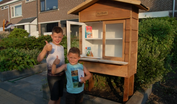 <p>Buurtkinderen Blaze en Mack Jordens brengen de eerste boeken. </p>