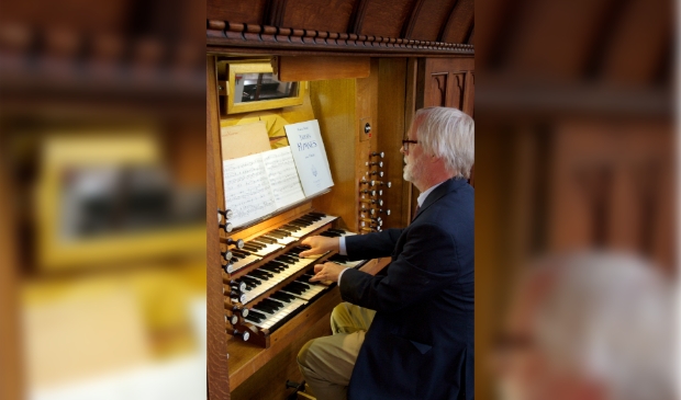 <p>Tjeerd van der Ploeg achter het Nicholson-orgel</p>