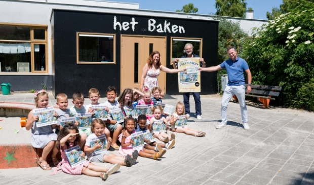 <p>Leerlingen van basisschool Het Baken samen met wethouder Paul van Meekeren en Henk Schulte (eigenaar van boekhandel Het Leesteken).</p>