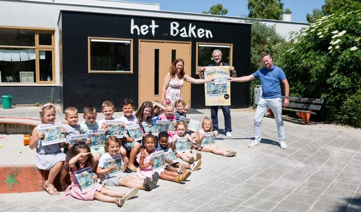 Leerlingen van basisschool Het Baken samen met wethouder Paul van Meekeren en Henk Schulte (eigenaar van boekhandel Het Leesteken).