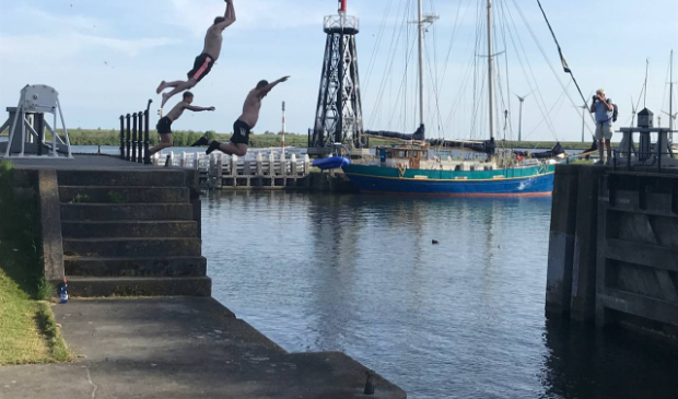 <p>Vorige week zochten vele jongeren verkoeling in het koude water bij de sluis. </p>