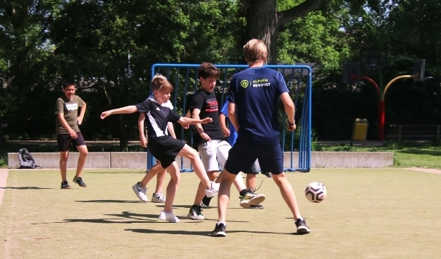 <p>Hoewel de coaches verder veel sportattributen hebben meegenomen, gaat op veel plaatsen de voorkeur van de jeugd uit naar voetballen.</p>
