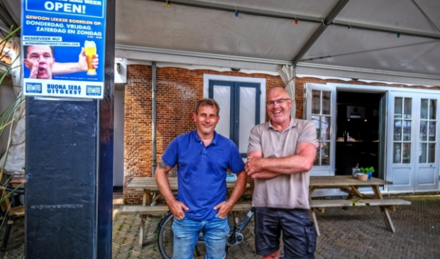 <p>Michel de Jong (l) en Jeroen Scholten. Mede initiatiefnemers en horecaondernemers Niek Groen en Bonnie Scholten ontbreken op de foto.</p>