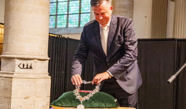 <p>Waarnemend burgemeester Emile Roemer levert z'n ambtsketting weer in.</p>