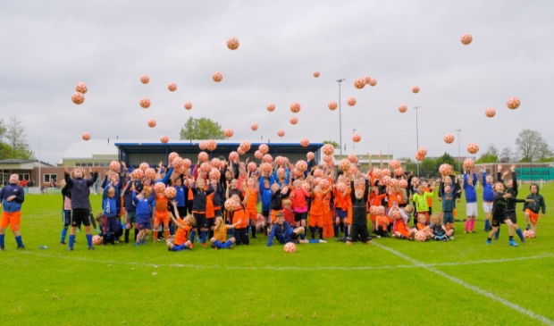 <p pstyle="PLAT">Blije kinderen op het oranjefestival.</p>
