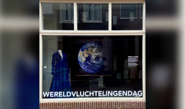 <p>De jas is tot en met 2 juli te bewonderen in de etalage aan de Nieuwsteeg 38.</p>