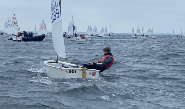 <p>Niels Brandt uit Monnickendam doet mee aan de landelijke top van het zeilen. </p>