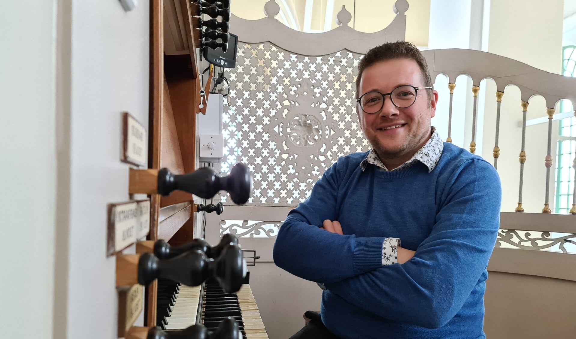 Minne Veldman voor het nieuwe album op het Flaes & Brünjes orgel van Grote Kerk Westzaan.