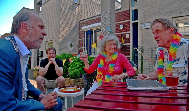 <p>De vrolijk uitgedoste Wil en Joep waren aangenaam verrast dat burgemeester Bert Blase op bezoek kwam om hen persoonlijk te feliciteren met hun platina huwelijk.</p>