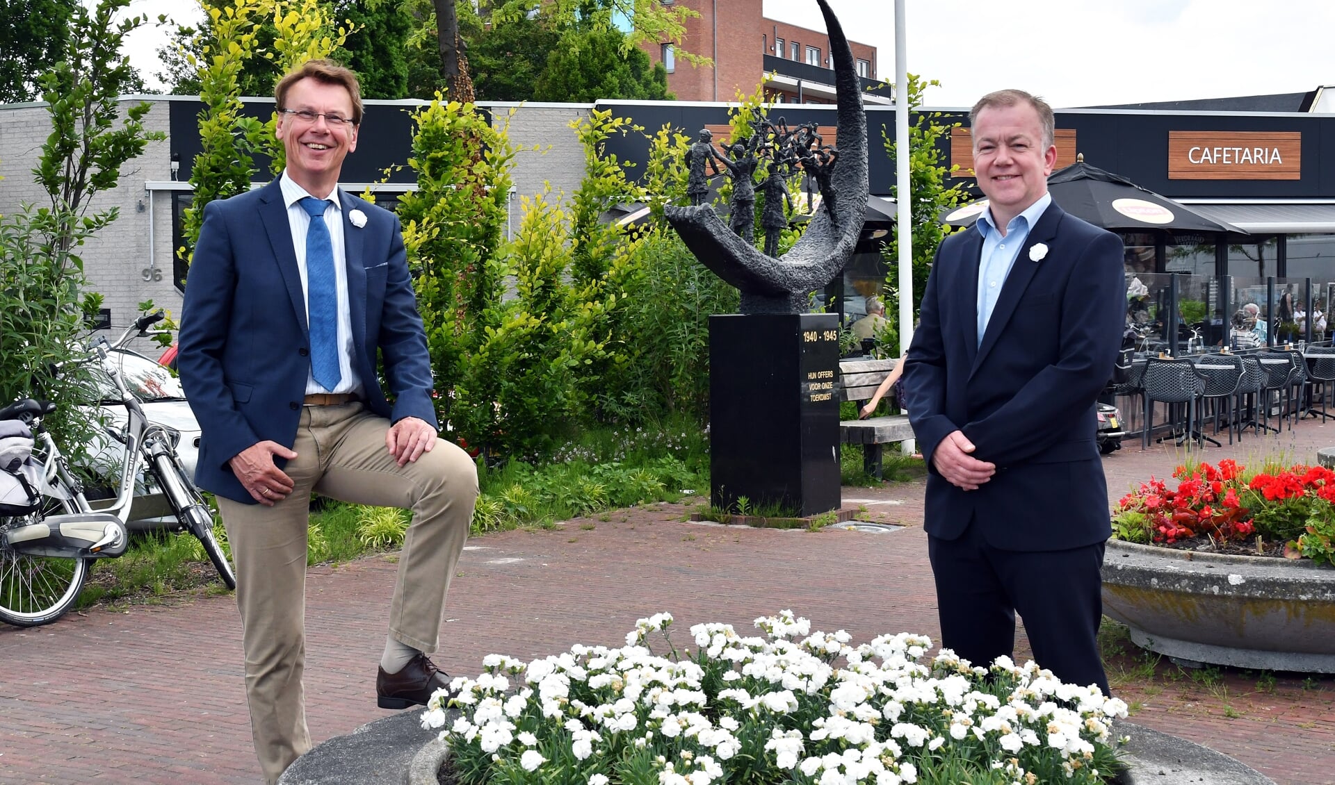 Burgemeester Wortelboer en Richard Huisman, voorzitter van de Veteranencomité Stede Broec, nemen een kijkje bij de nieuwe plantenbak. 
