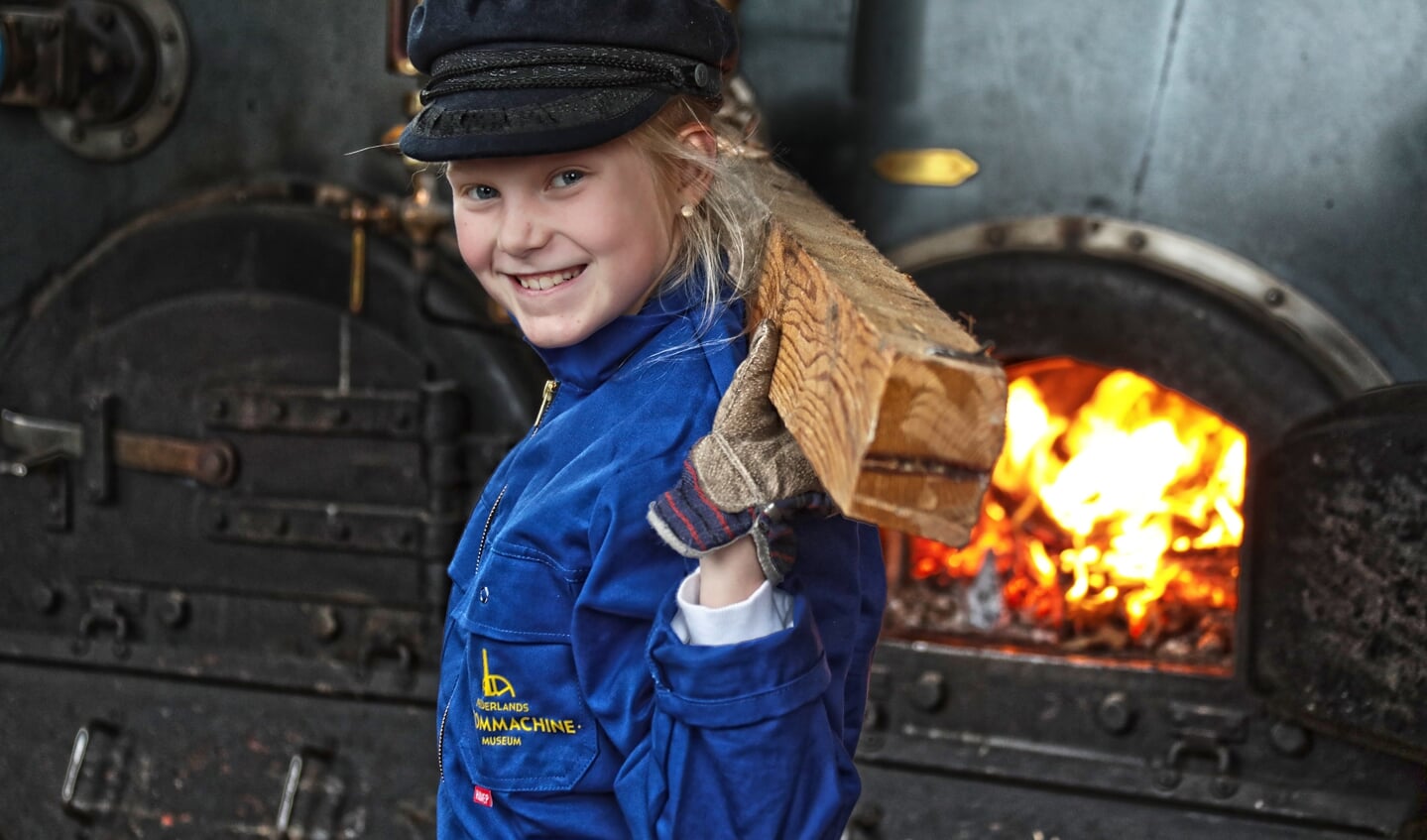 Helpen met stoken in het Stoommachinemuseum.