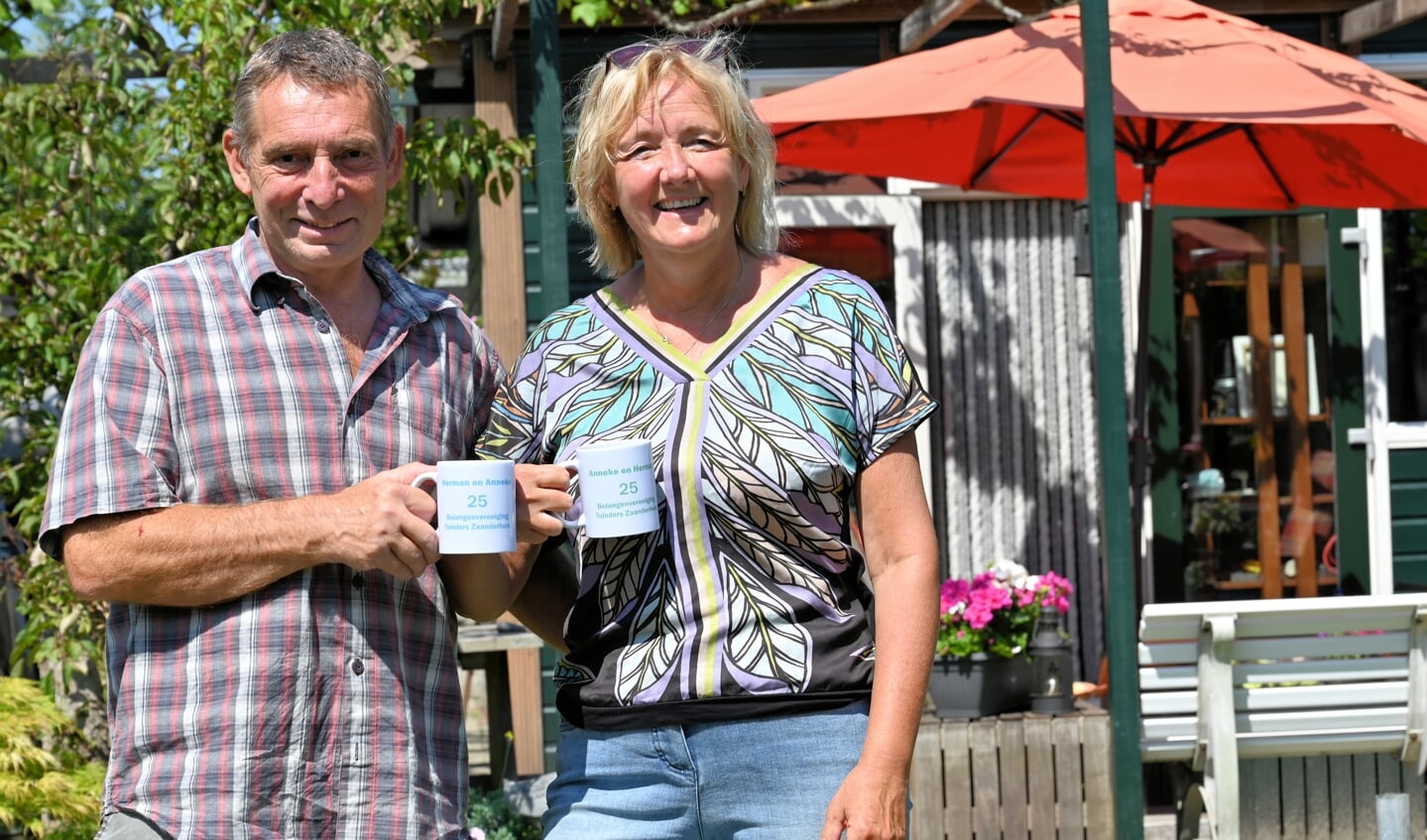 Herman en Anneke kregen een mok voor hun zilveren jubileum bij de tuinvereniging. 