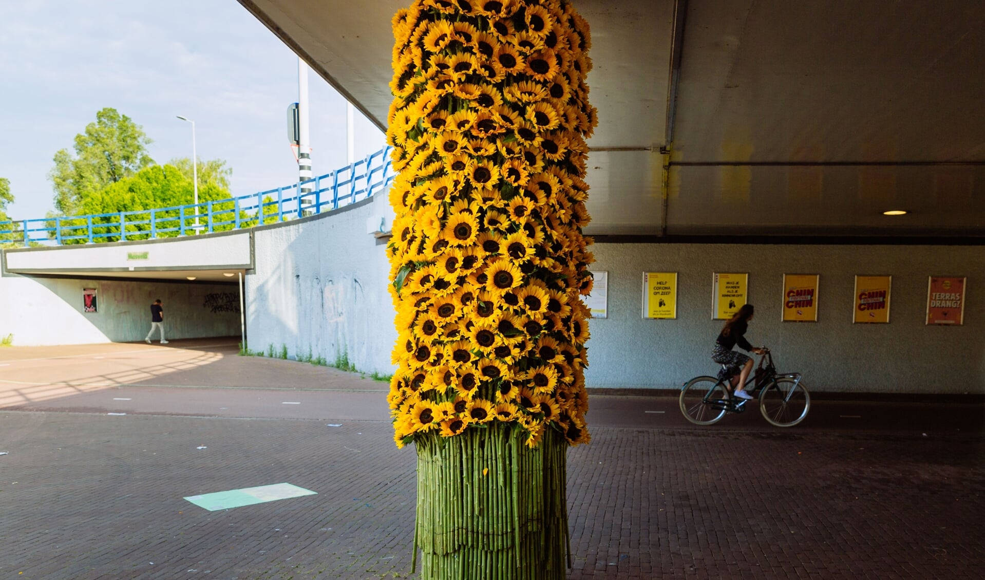 Kunstwerk van zonnebloemen op het Mosplein.