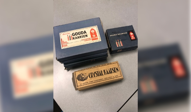 <p>'De doosjes zijn nog voorzien van kaarsen en zijn te koop in Heemstede voor 2,50.'</p>